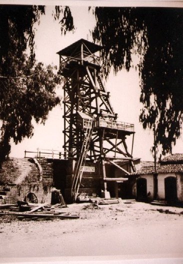 Il vecchio pozzo Cortese e l'officina meccanica (Archivio Pier Angelo Niosi