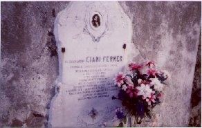 La lapide di Ferrer nel cimitero di Tatti