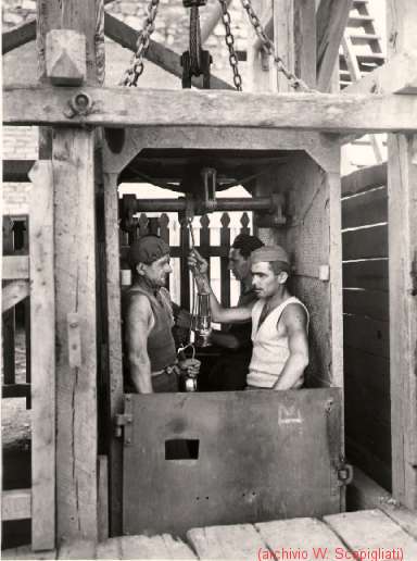 Il personale scende in miniera (Archivio Walter Scapigliati.)