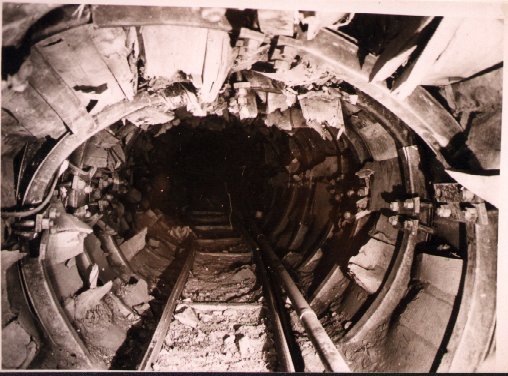 La pressione del terreno deforma anche le armature metalliche. (Archivio Pier Angelo Niosi)