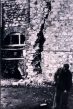 Gli effetti dell'esplosione su un muro (archivio Niosi)
