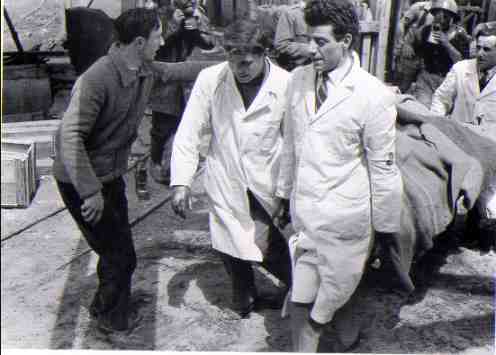 Personale medico con i primi caduti (Foto Corrado Banchi)