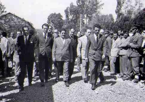 Di Vittorio e i sindacalisti partecipano ai funerali (Foto Corrado Banchi)